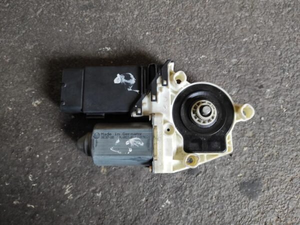 Motor elevalunas delantero izquierdo Volkswagen Golf IV (1J1) 1.9 TDI (101 cv)