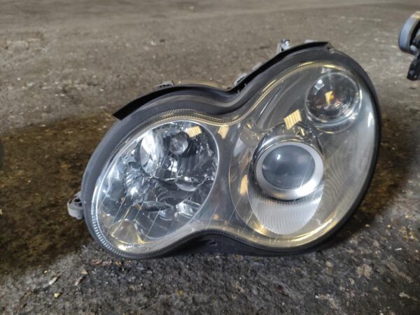 Faro izquierdo Mercedes Benz Clase C (W203) C 180 Kompresor (203.046) (143 cv)