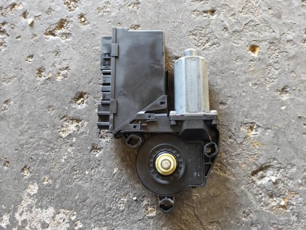 Motor elevalunas delantero derecho Audi A4 Avant (B7 8E) 2.0 TDI (140 cv) - Imagen 2