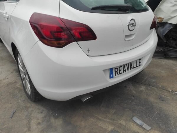 Paragolpe trasero Opel Astra J 2.0 CDTI (160 cv) - Imagen 2